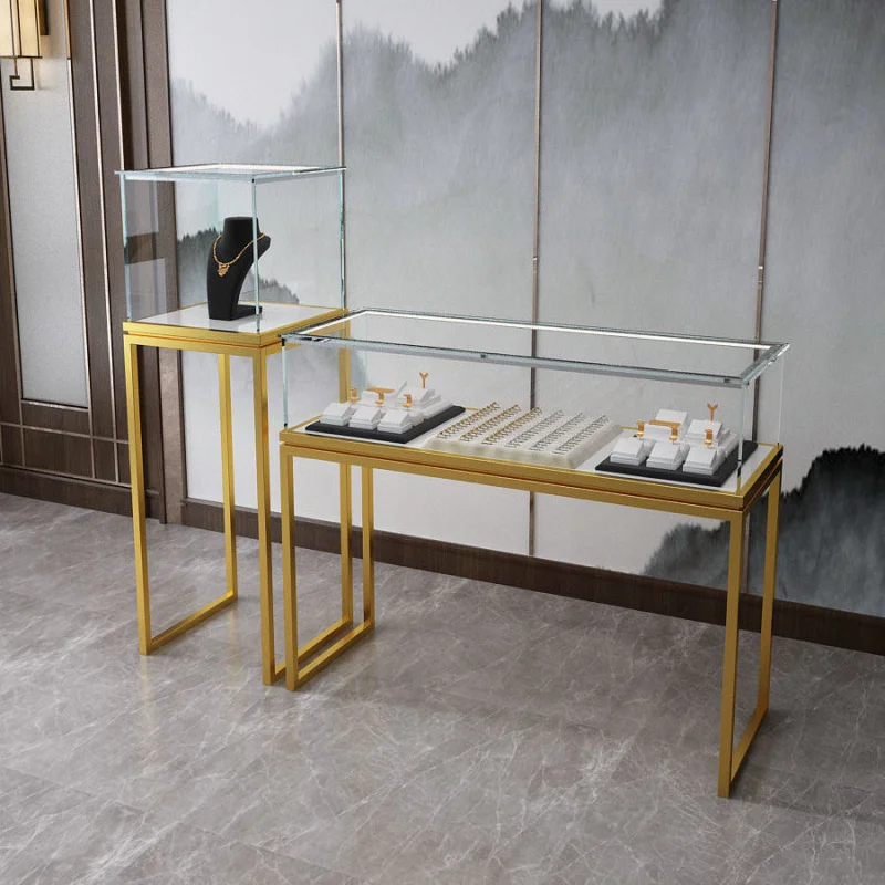 Lekki luksus, ekspozycja biżut – Luxury Watch E Jewellery recenzja i cena